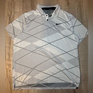 Nike Men's Light Gray Patterned Polo Shirt